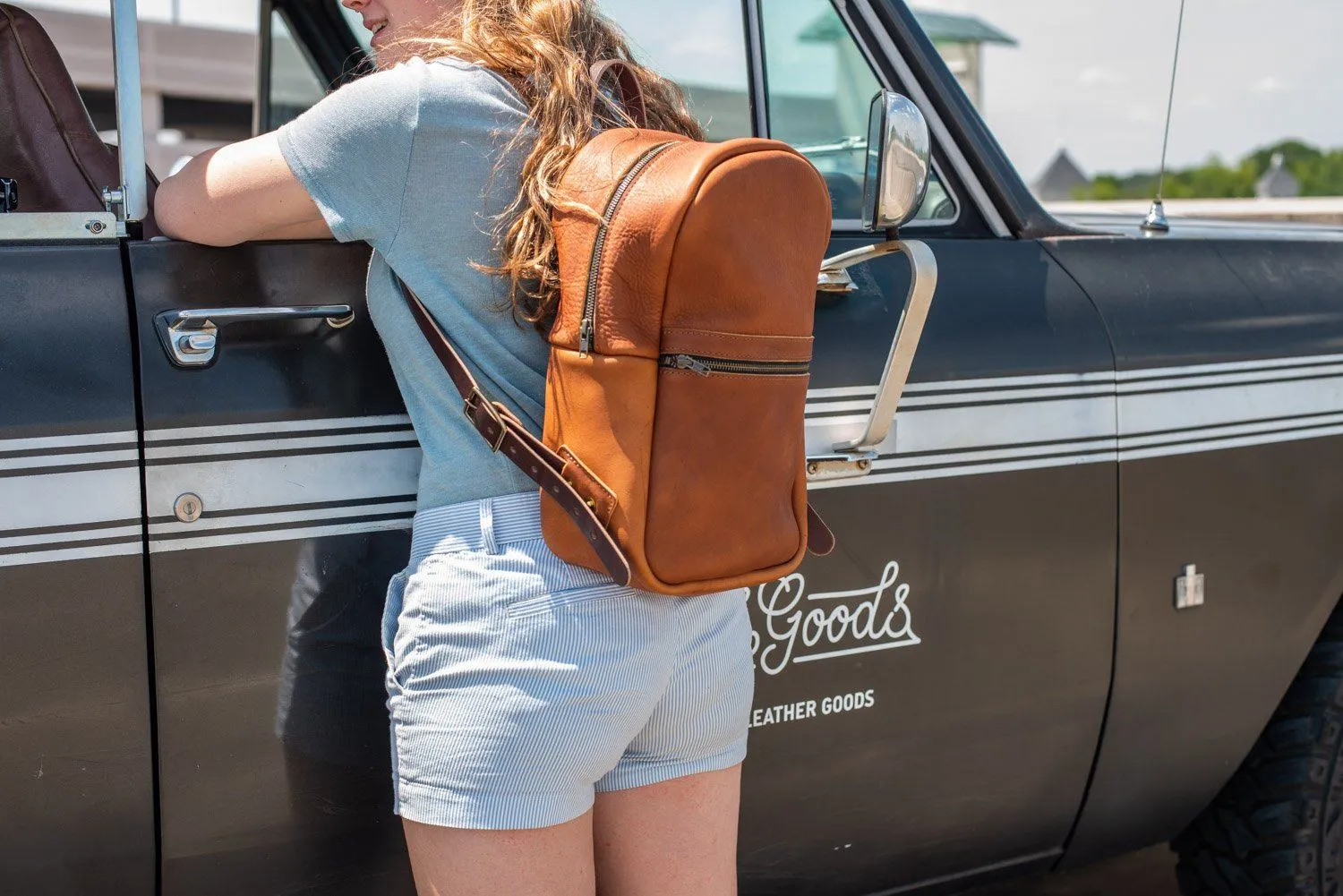 CLASSIC ZIPPERED LEATHER BACKPACK - MEDIUM