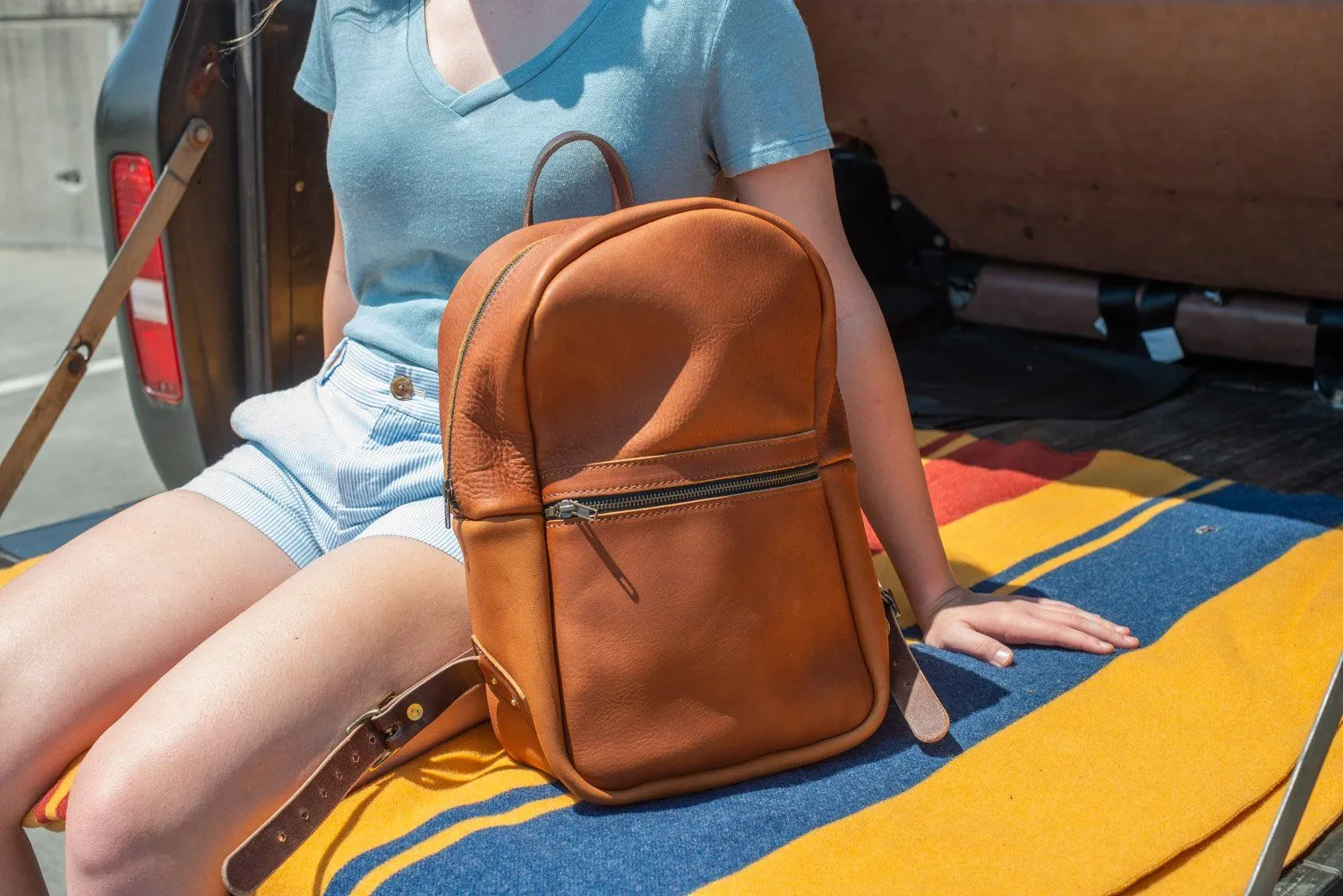 CLASSIC ZIPPERED LEATHER BACKPACK - MEDIUM