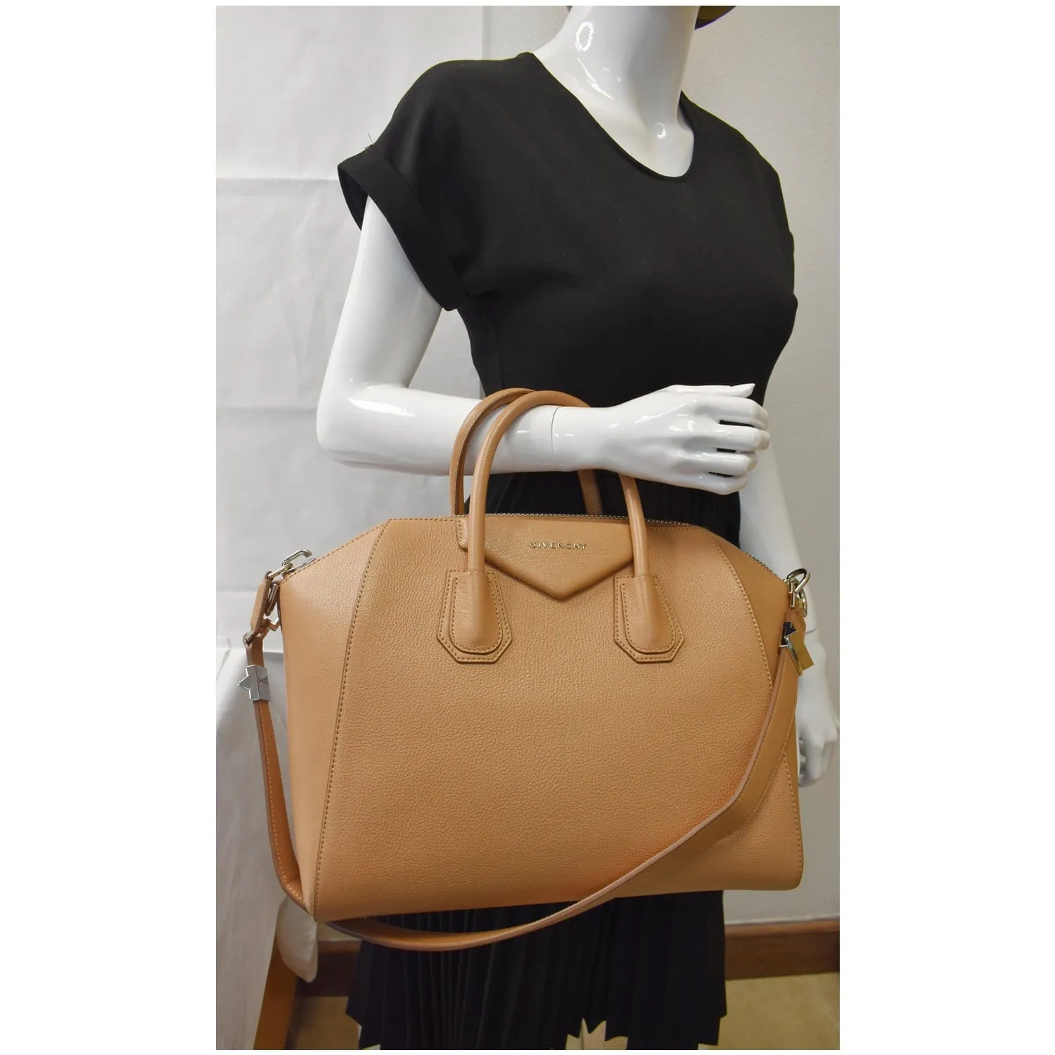GIVENCHY Antigona Medium Leather Shoulder Bag Beige