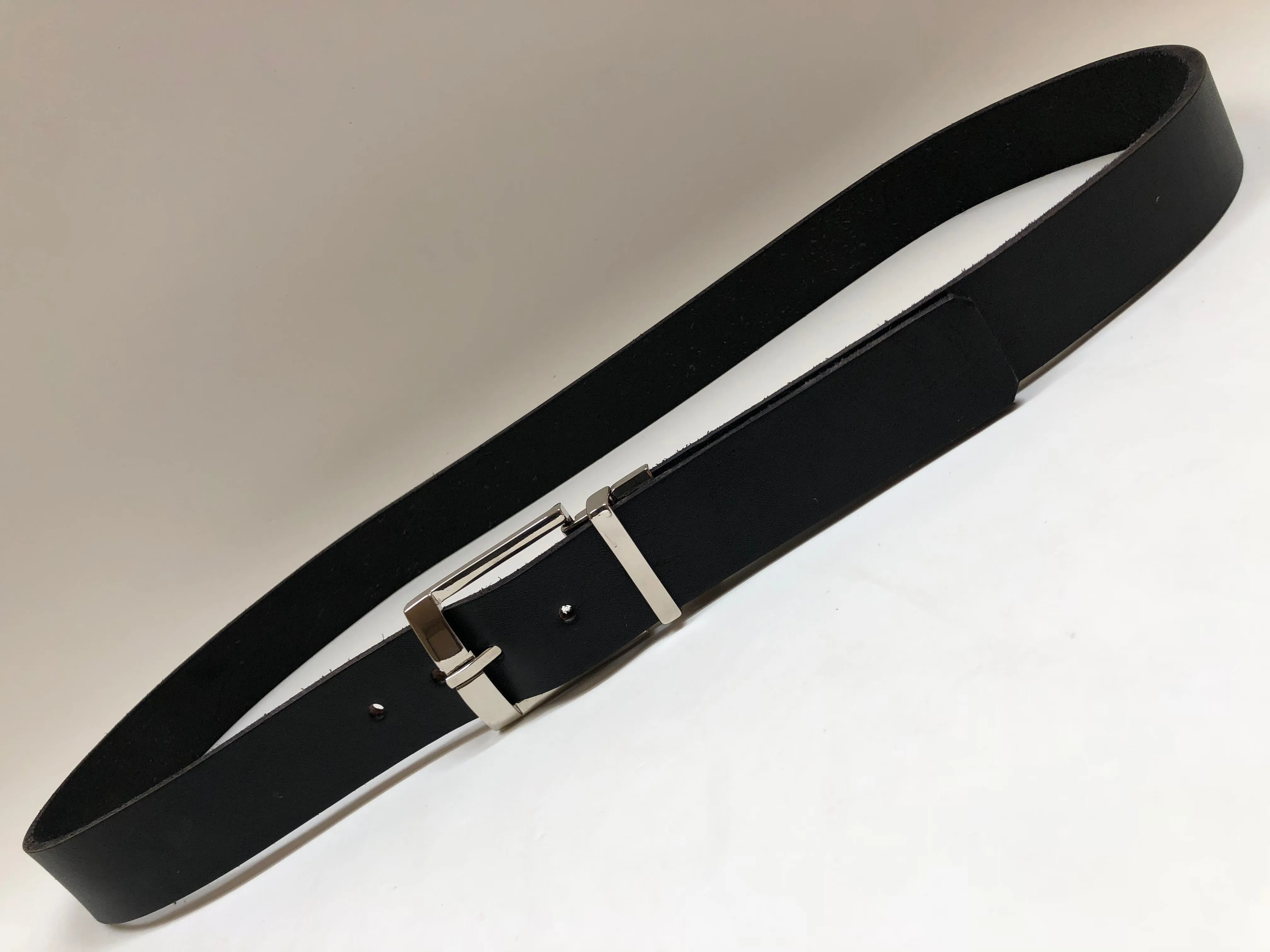 Men's Black Leather Belt with Silver Tone Buckle 42Z1