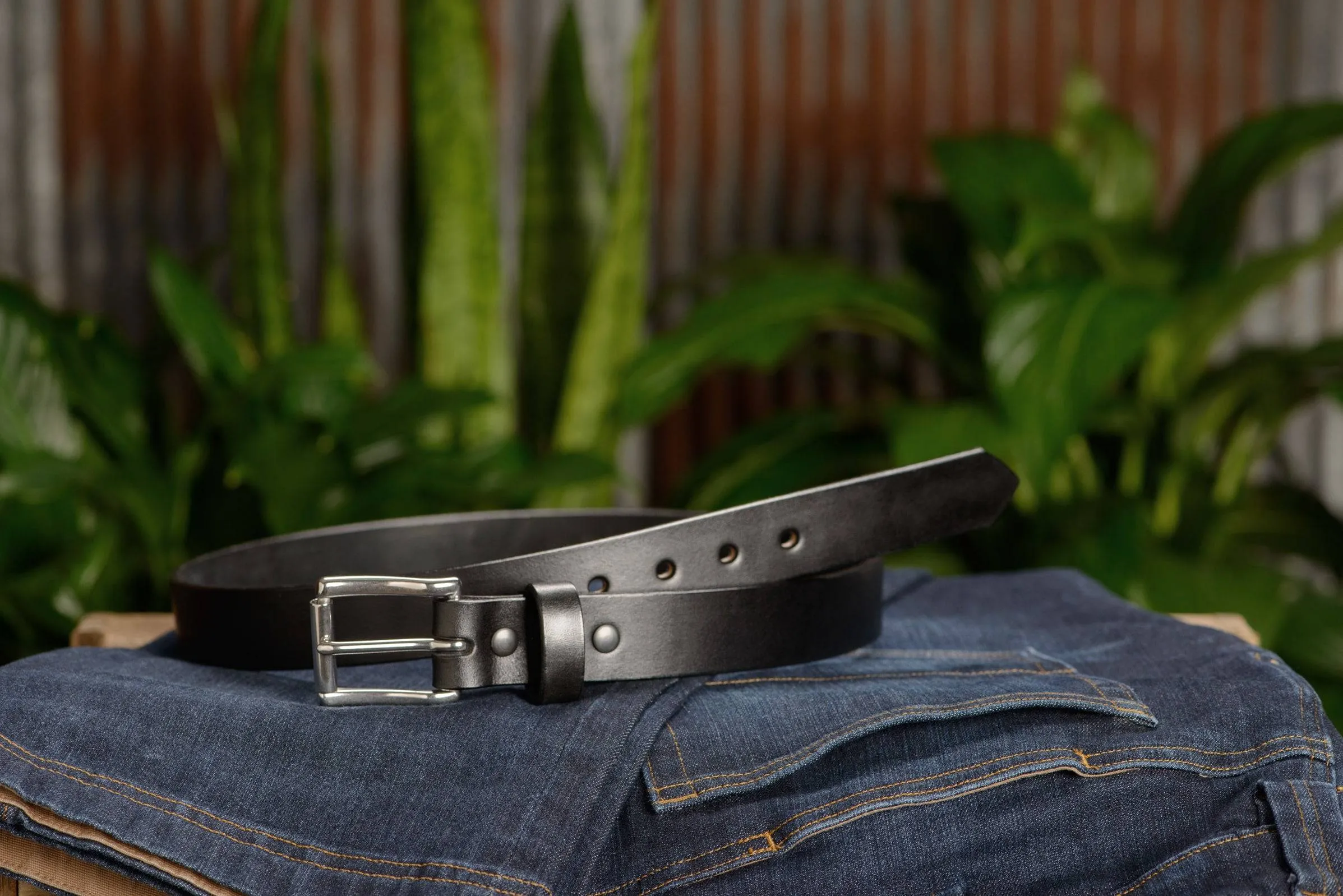 The Commander: Men's Black Non Stitched Leather Belt 1.25"