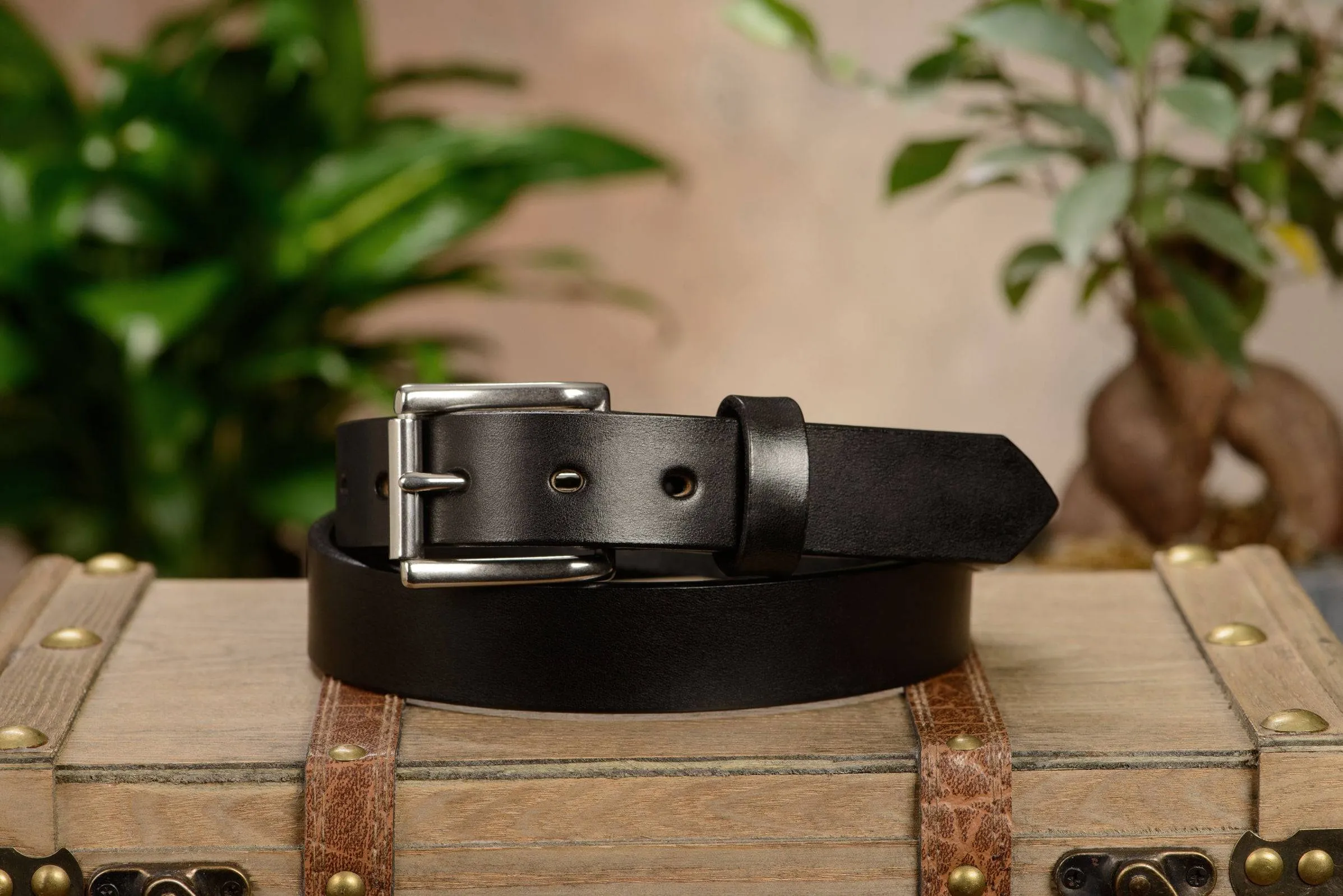 The Commander: Men's Black Non Stitched Leather Belt 1.25"